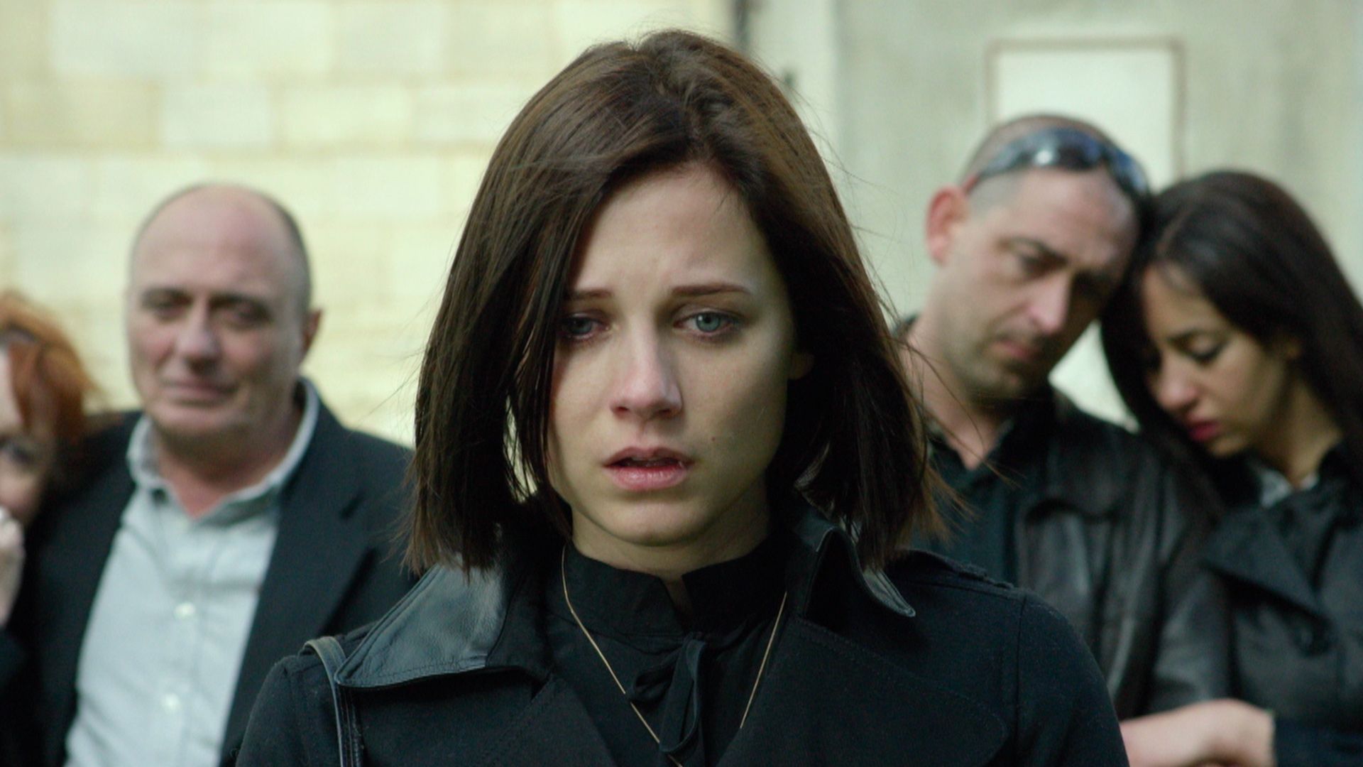 Rouges étaient les lilas en streaming direct et replay sur CANAL  | myCANAL
